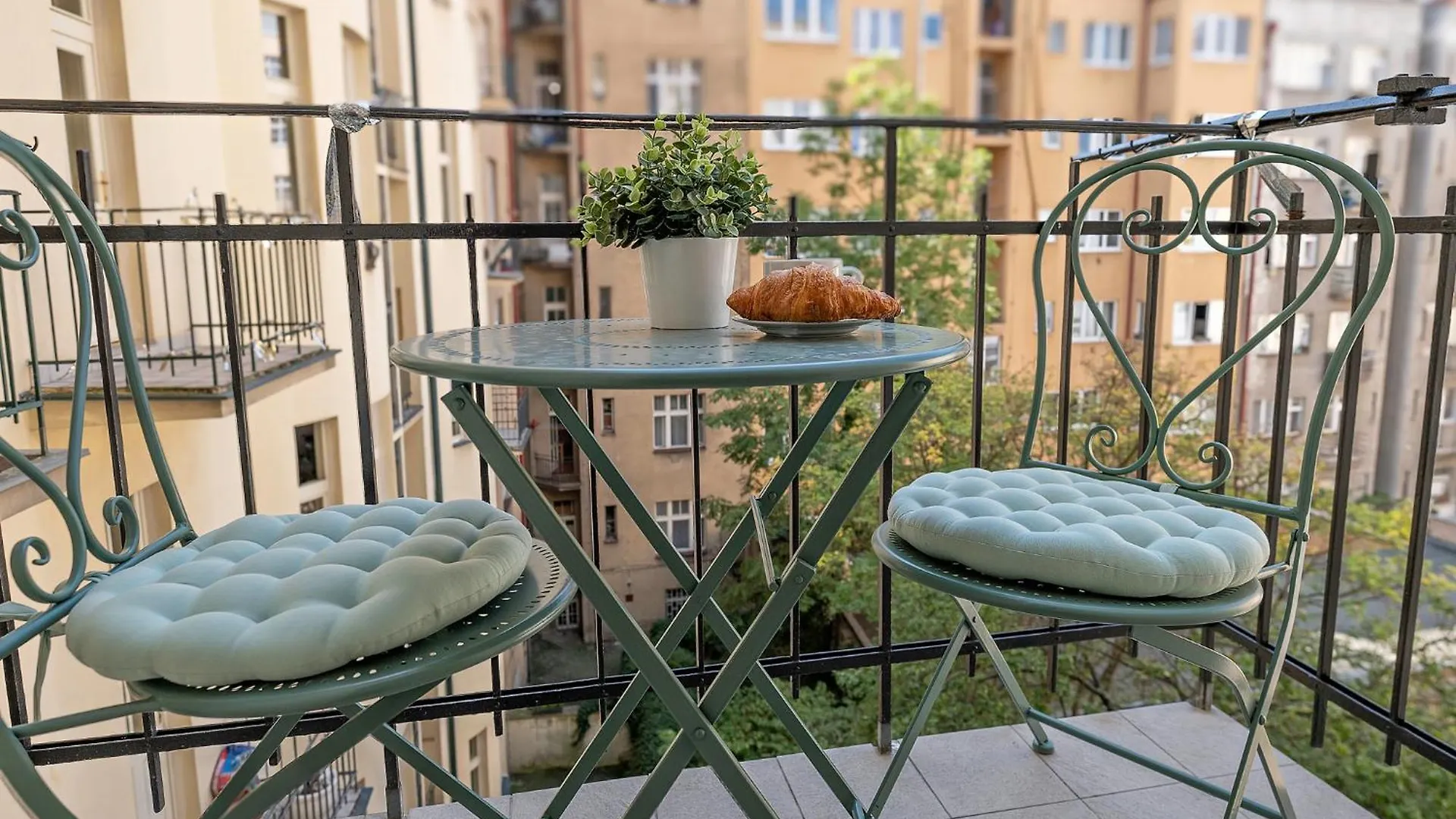 Prague Days - 2Bdr - 2 Balconies - Residential Areaアパートメント アパート